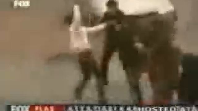Боксер против толпы! смотреть онлайн