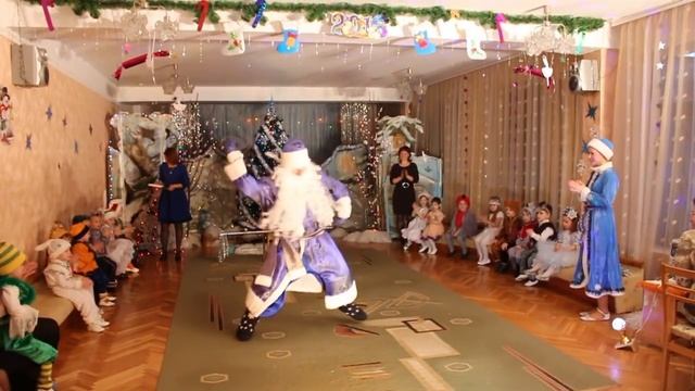 Как Дед Мороз танцует? смотреть онлайн