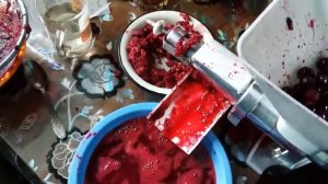 Вишневый сок на механической соковыжималке.
