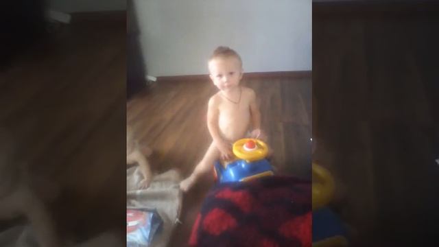 Брат начал ползать значит пора прятать все игрушки))) смотреть онлайн
