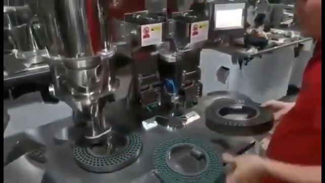 Капсулятор полуавтомат с двумя узлами подачи капсул (фарм. оборудование) - Компания 