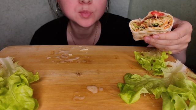 ASMR EATING ШАУРМА смотреть онлайн