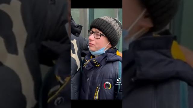 Дава респект до слез помог мальчику пацан потерял маму смотреть онлайн