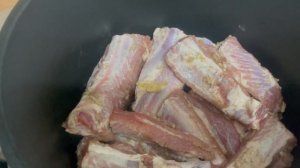 Как приготовить свиные ребра с картофелем в кастрюле на индукционной плите.