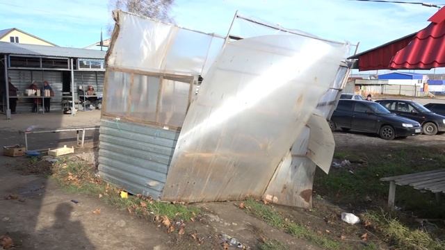 Ураганным ветром на Рынке снесло киоск Козловка Рынок 28 10 2019 смотреть онлайн