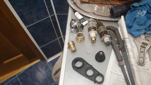 Душевая кабина IFO. Замена термоэлемента старого образца латунного на нового образца пластикового. смотреть онлайн