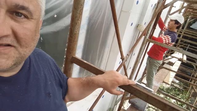Вместе с ребятами на лесах, учу ребят как правильно шкурить пенопласт под трёхметровое правило смотреть онлайн