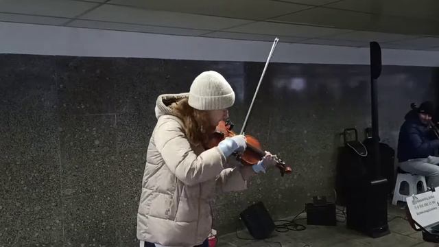 скрипачка собрала толпу в переходе смотреть онлайн