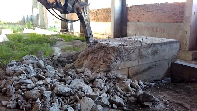Backhoe Case 580 SR with breaker. Гидромолот в работе. смотреть онлайн