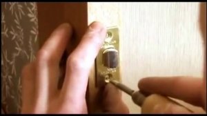 Как установить дверь и ручку защелку!