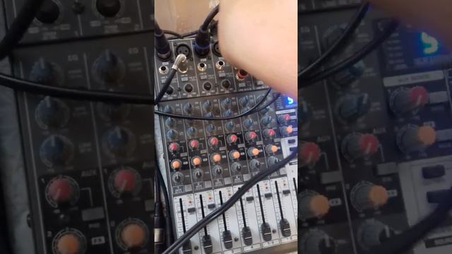 Behringer 1204 fx Підключення мікшерного пульта смотреть онлайн