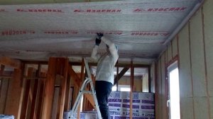 Одна на стройке. Как в одиночку смонтировать пароизоляцию на потолке в каркасном доме