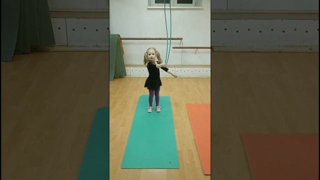 Гимнастика для детей. Вращение скакалки слева и справа. смотреть онлайн