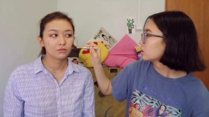 Сестрёнка делает мне макияж.