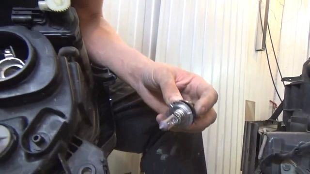 Как снять переднюю фару и заменить все лампы в Мазда 3 I(ВК)