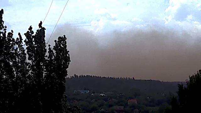 Кривой Рог. Сильный ветер поднял пыль железной руды в карьерах смотреть онлайн