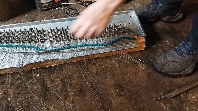 КАК БЫСТРО РАЗМОТАТЬ СТРУНЫ ОТ ПИАНИНО. РАЗБОР ПИАНИНО НА МЕТАЛЛ. ЧАСТЬ 2 смотреть онлайн