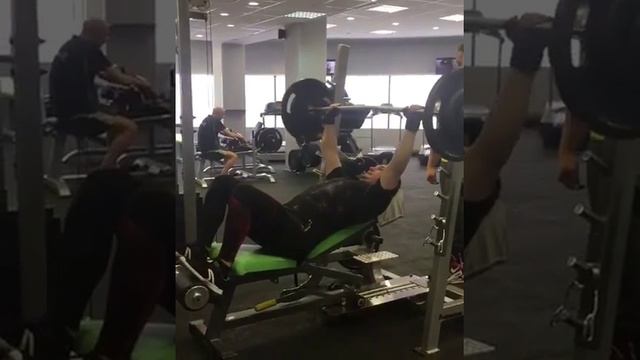 Жим лёжа на наклонной скамье 60-70 % от рабочего веса. 10-12 повторений смотреть онлайн