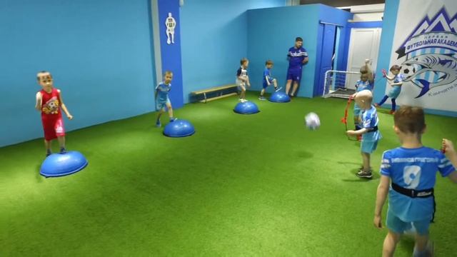 Тренировка по футболу для самых маленьких. смотреть онлайн
