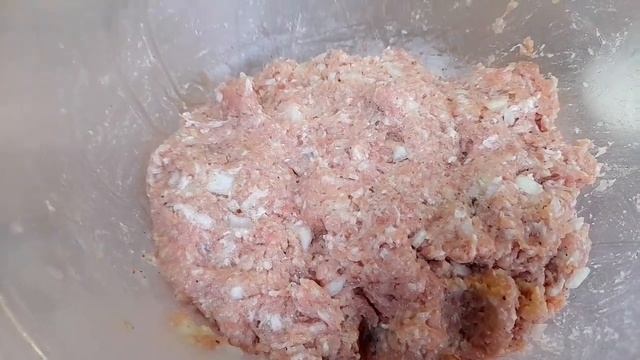 Всеми любимые котлеты с картофельным пюре и грибной подливой смотреть онлайн