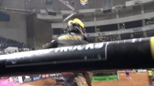 Larry The Cable Guy's Git-R-Done bucks off Silvano Alves смотреть онлайн