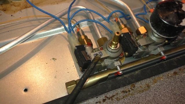 Электроподжиг газовой плиты не работает поэтому не зажигается конфорка от пьезо, на примере Ханса смотреть онлайн