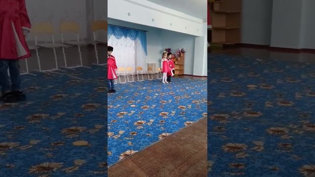 танец казаков. Средний сын в садике танцует. Отрывок видео смотреть онлайн