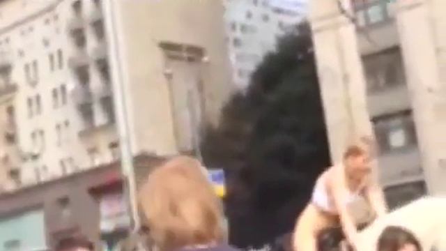 Обнаженная девушка проехала на лошади по центру Москвы смотреть онлайн