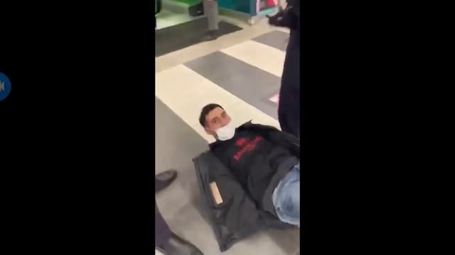 Сотрудники не представись в полной форме задержали скрутили за то что отказался идти с сотрудниками смотреть онлайн