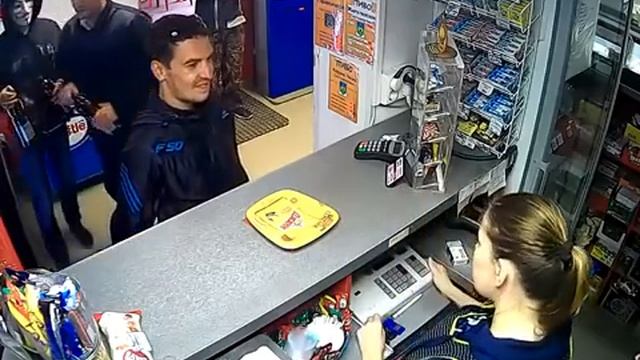 Очень неадекватные посетители магазина. Продавщицу жалко смотреть онлайн