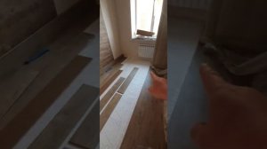 Затопили ламинат водой.