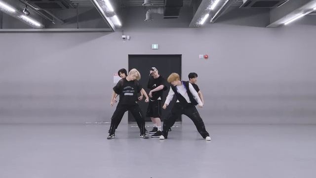 Stray Kids-S-class dance practice video смотреть онлайн