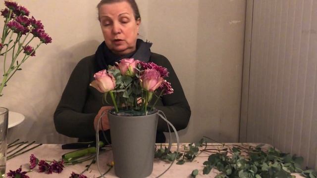 Композиция из хризантемы и роз. Бюджетная композиция. Флористика для начинающих смотреть онлайн