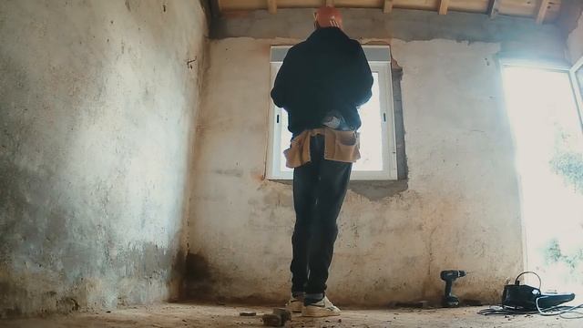 Got the FREAKIN WINDOW in also (..and we got a visitor) - Portuguese House Renovation смотреть онлайн