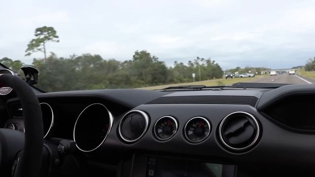 Chasing Supercars in a Shelby GT350R смотреть онлайн