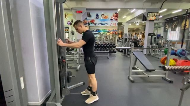 Махи назад прямой ногой с кроссовера смотреть онлайн