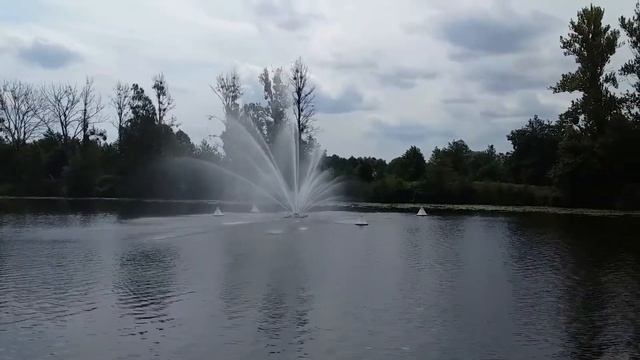 Фонтан на воде. Набережная. Брест. смотреть онлайн