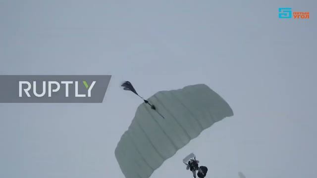 Прыжок с высоты 10 000 метров над Арктикой | Комментарии иностранцев смотреть онлайн