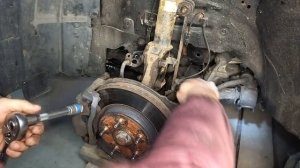 Honda CR-V 3 / Снятие и установка передней стойки амортизатора (замена)