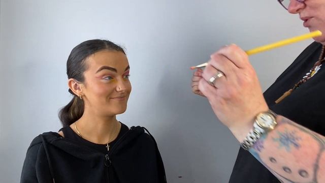 MY MAM DOES MY MAKEUP | 80's inspired makeup look смотреть онлайн
