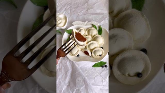 Пельмени настоящие?)))Какие они вкусные ???Сверху белый шоколад,внутри начинка трюфель❤️ смотреть онлайн