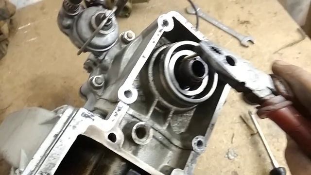 Нептун 23. Как вынуть сальник коленвала. смотреть онлайн