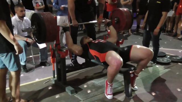 НЕВЕРОЯТНЫЙ ЖИМ! Алексеев Виталий. Жим лежа 210 кг. GYM200 2015 (UPC) смотреть онлайн