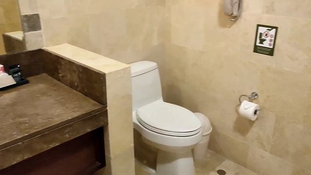 Как выглядят холл и наш номер. Отель встретил как старых знакомых. Ужин. Отдыхающие пенсионеры