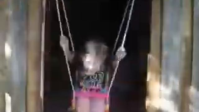 Девочка упала с качелей смотреть онлайн