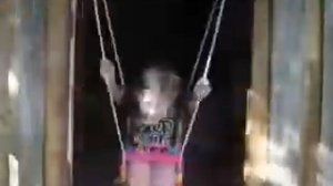 Девочка упала с качелей