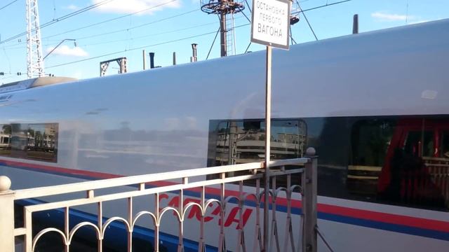 Сапсан(двойной) отъезжает от платформы в Твери. смотреть онлайн