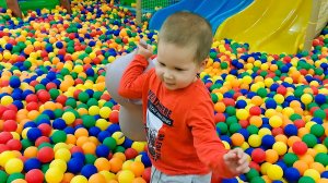 Ребенок играет на детской площадке со слоником и прыгает на батуте