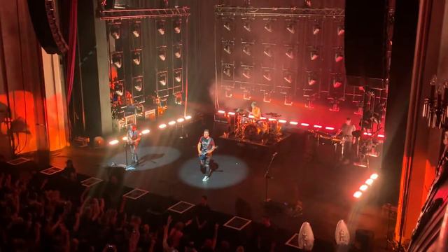 Muse Admiralspalast Berlin live 28.10.22 Plug In Baby Full Song with crowd смотреть онлайн