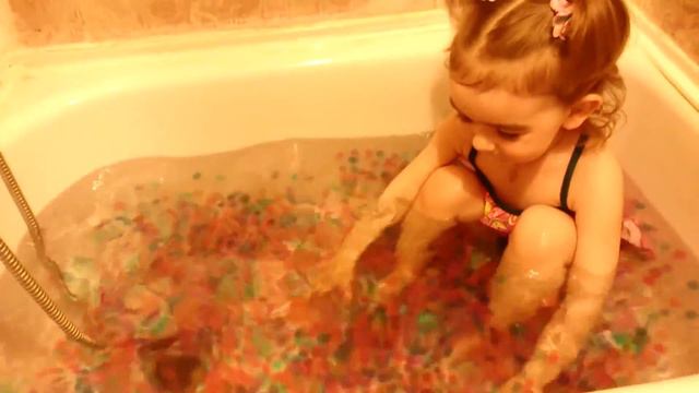 ORBEEZ в Душе Купаемся с Шариками орбиз Играем в Орбиз New Orbeez Toys ORBEEZ POOL PARTY смотреть онлайн